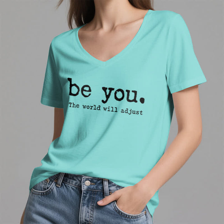 Olivenorma "Sii te stesso, il mondo si adatterà" T-shirt con scollo a V - image 25