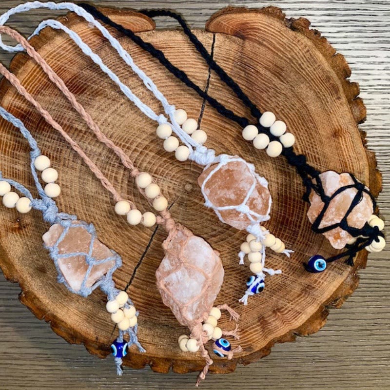 Olivenorma - Portachiavi con ciondolo in cristallo naturale in corda di macramè colorata - Corda arancione - Pietra rosa dell'imperatore - image 0