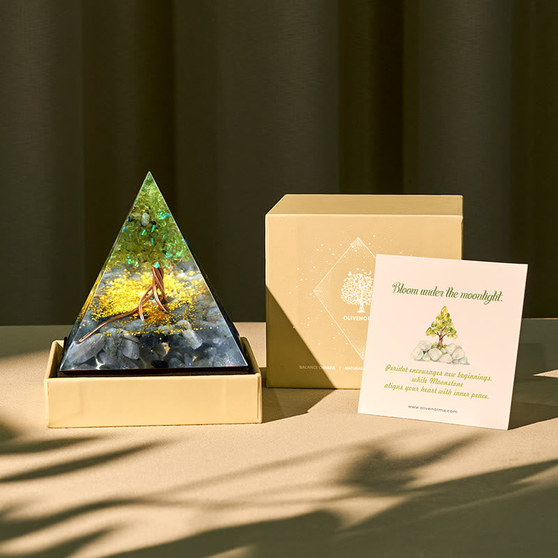 Piramide di orgone Olivenorma Moonlit Growth Peridot e pietra di luna grigia - 10*10 cm (con carta) - SÌ PER FAVORE $8 - image 0