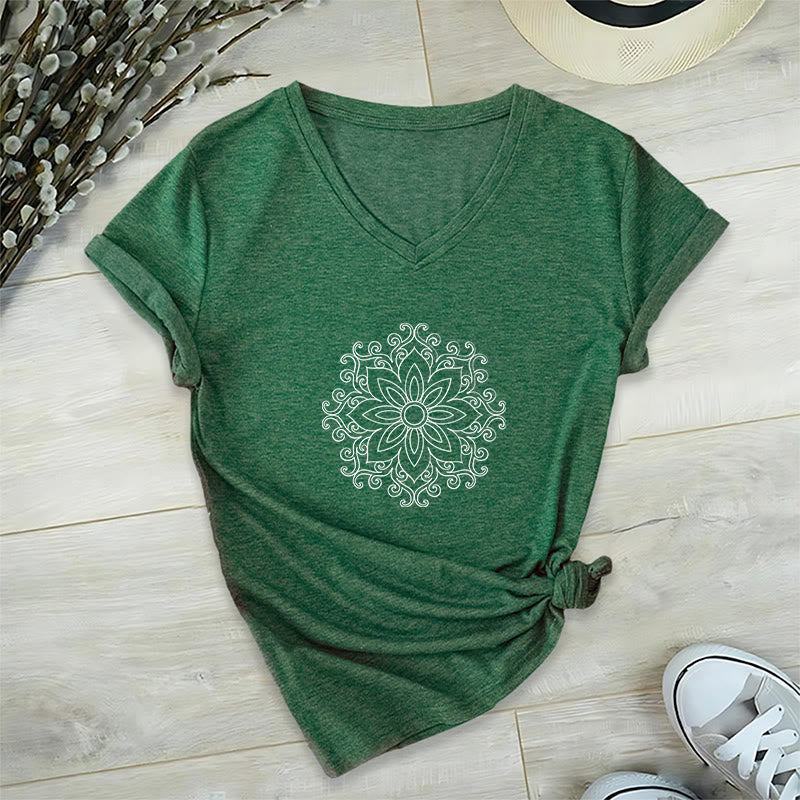 Olivenorma Mandala Inner Strength T-shirt in cotone con scollo a V per yoga e meditazione - Verde scuro - 2XL - image 17