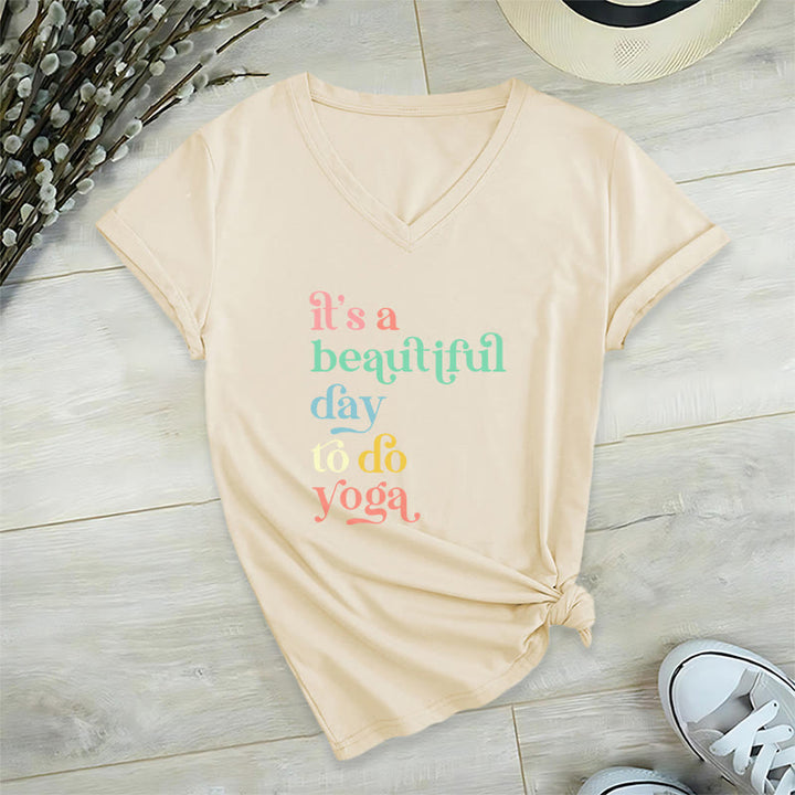 Olivenorma"è una bella giornata per fare yoga" T-shirt con scollo a V - Cachi - 2XL - image 15