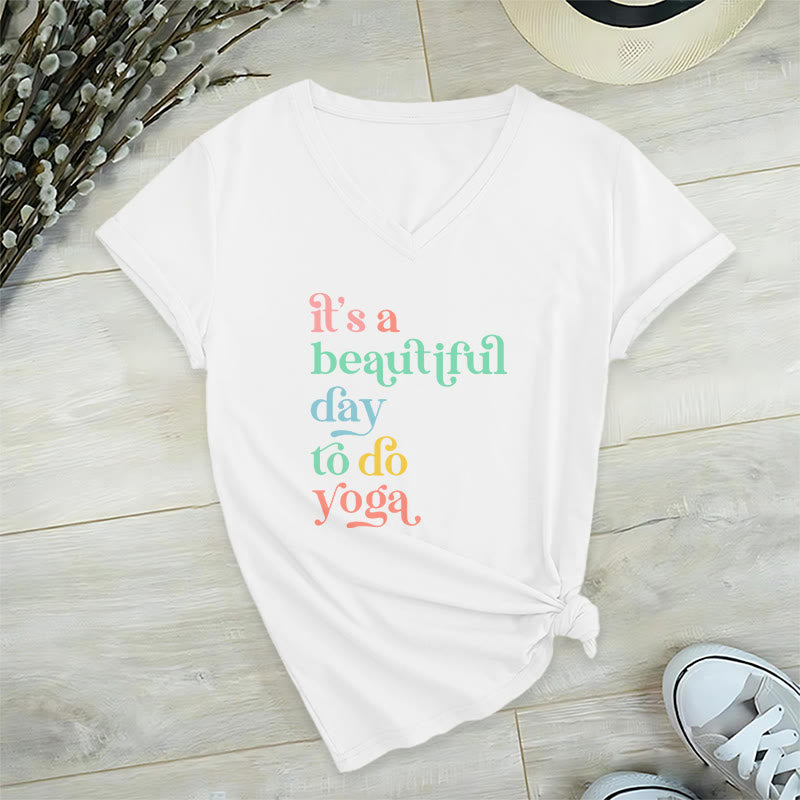 Olivenorma"è una bella giornata per fare yoga" T-shirt con scollo a V - Bianco - 2XL - image 3