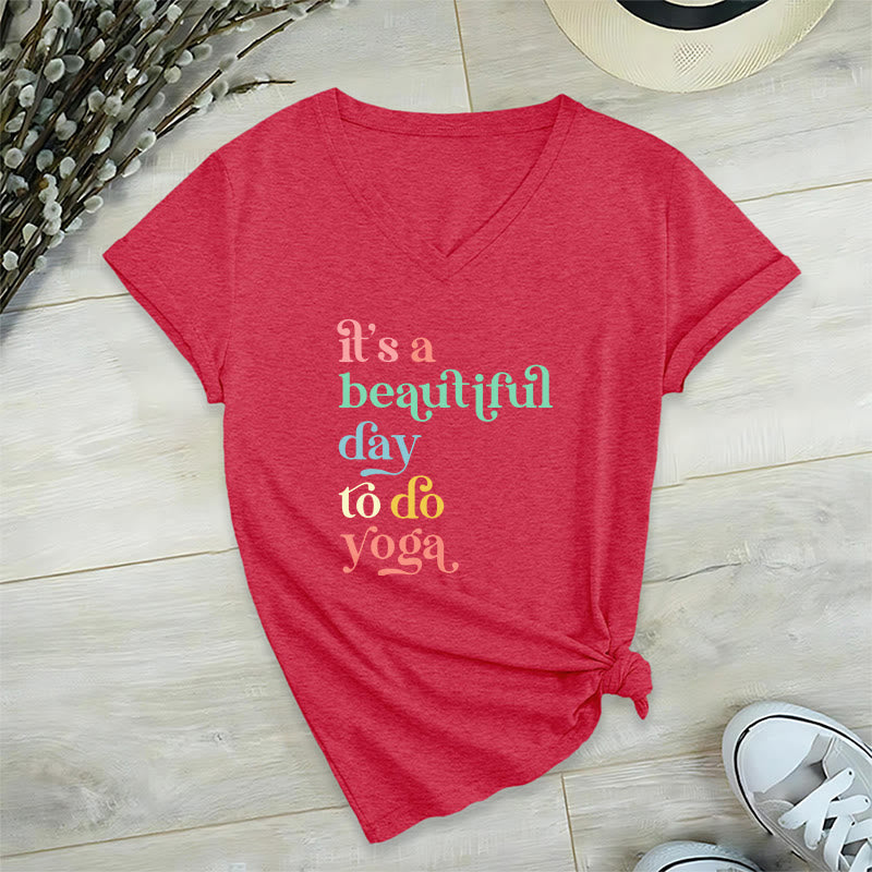 Olivenorma"è una bella giornata per fare yoga" T-shirt con scollo a V - Rosso - 2XL - image 21