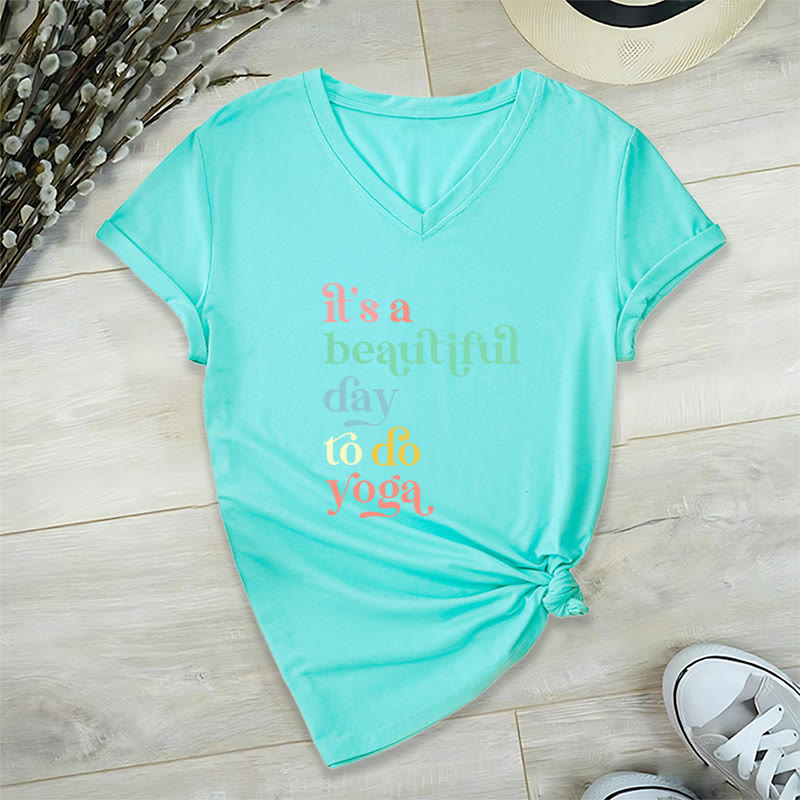 Olivenorma"è una bella giornata per fare yoga" T-shirt con scollo a V - Lago Blu - 2XL - image 13