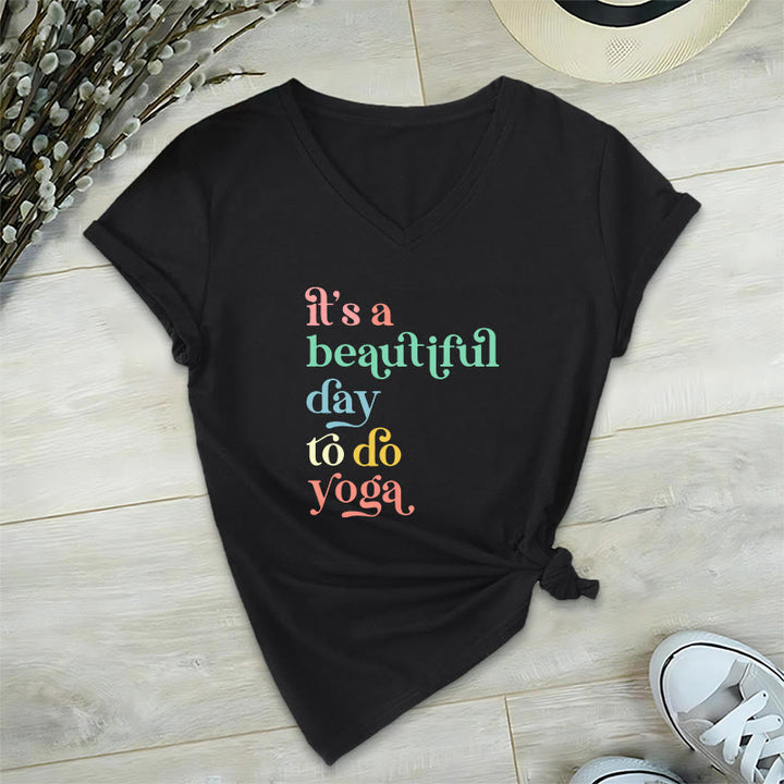 Olivenorma"è una bella giornata per fare yoga" T-shirt con scollo a V - Nero - 2XL - image 5
