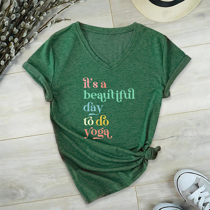Olivenorma"è una bella giornata per fare yoga" T-shirt con scollo a V - Verde scuro - 2XL - image 17
