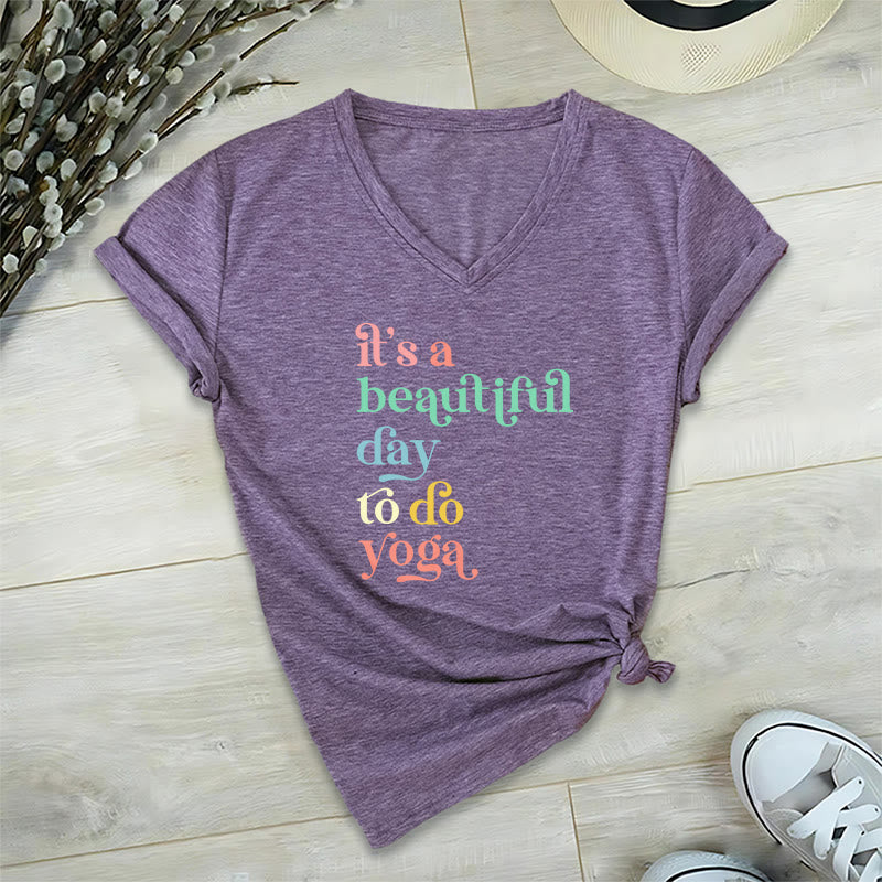 Olivenorma"è una bella giornata per fare yoga" T-shirt con scollo a V - Viola - 2XL - image 7