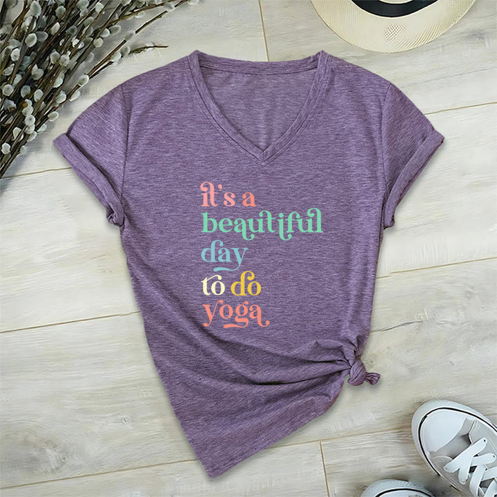 Olivenorma"è una bella giornata per fare yoga" T-shirt con scollo a V - Viola - 2XL - image 7
