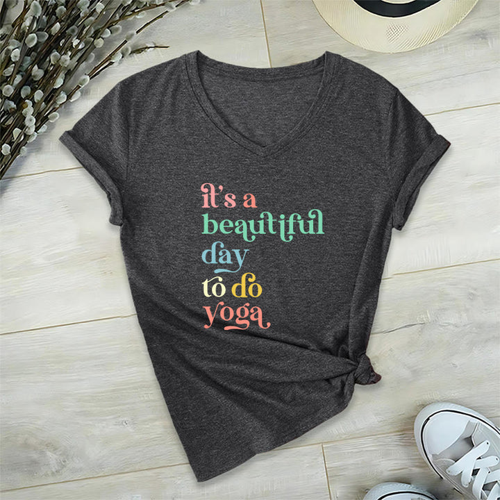 Olivenorma"è una bella giornata per fare yoga" T-shirt con scollo a V - Grigio - 2XL - image 0