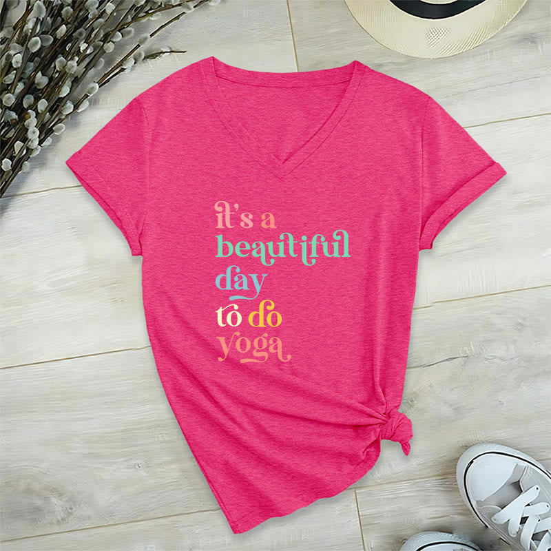 Olivenorma"è una bella giornata per fare yoga" T-shirt con scollo a V - Rosa rossa - 2XL - image 25