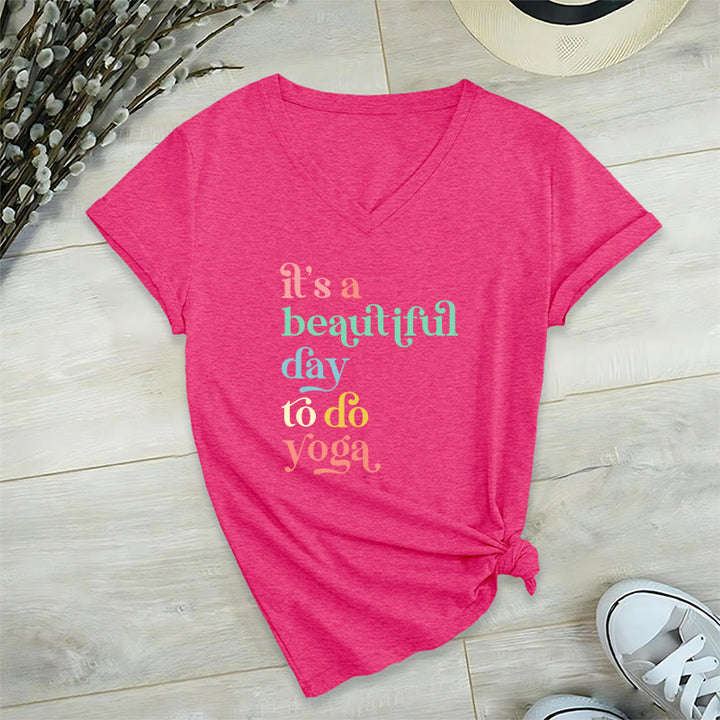 Olivenorma"è una bella giornata per fare yoga" T-shirt con scollo a V - Rosa rossa - 2XL - image 25
