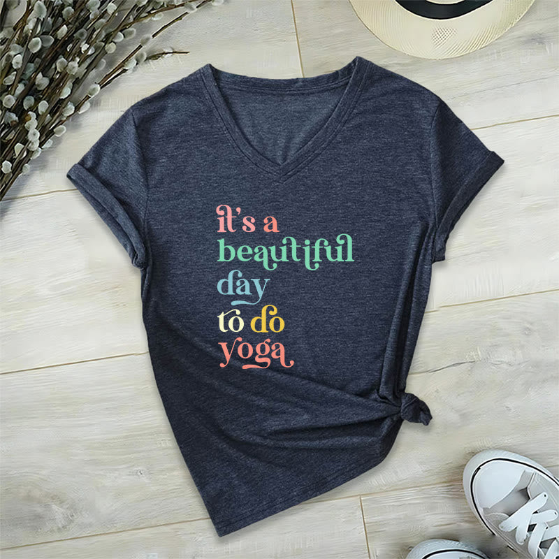 Olivenorma"è una bella giornata per fare yoga" T-shirt con scollo a V - Blu navy - 2XL - image 11