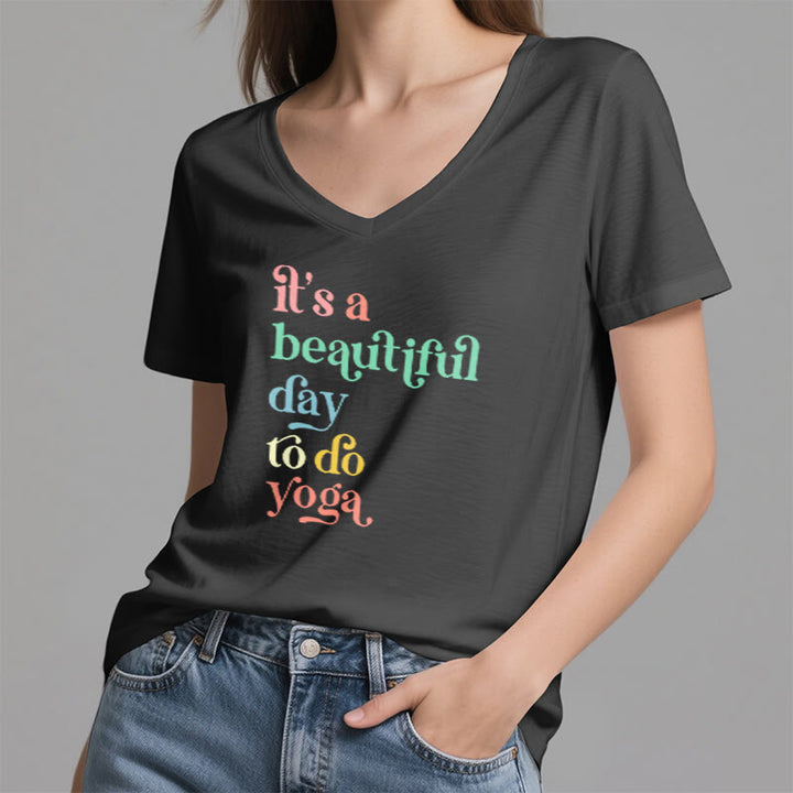 Olivenorma"è una bella giornata per fare yoga" T-shirt con scollo a V - image 1