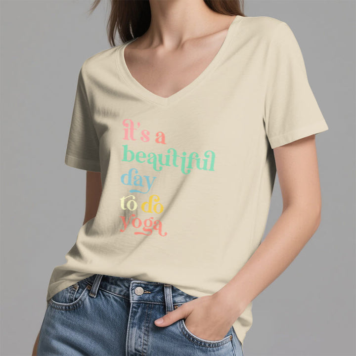 Olivenorma"è una bella giornata per fare yoga" T-shirt con scollo a V - image 16