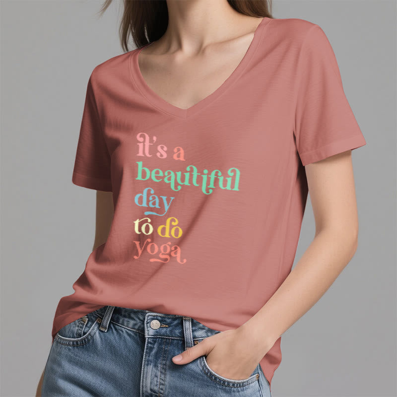 Olivenorma"è una bella giornata per fare yoga" T-shirt con scollo a V - image 10