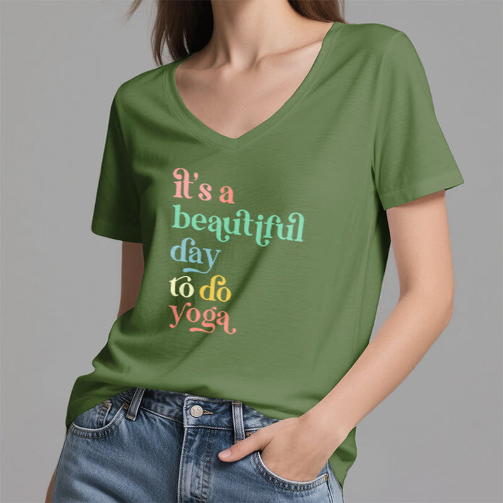 Olivenorma"è una bella giornata per fare yoga" T-shirt con scollo a V - image 20