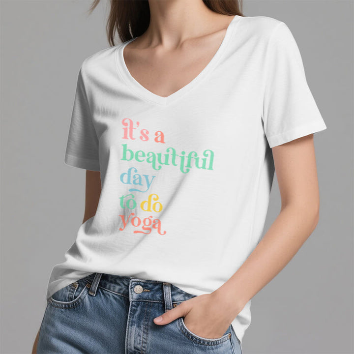 Olivenorma"è una bella giornata per fare yoga" T-shirt con scollo a V - image 4