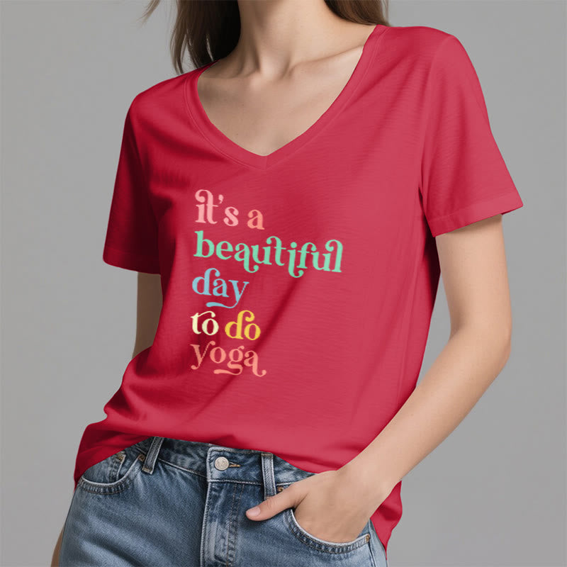 Olivenorma"è una bella giornata per fare yoga" T-shirt con scollo a V - image 22