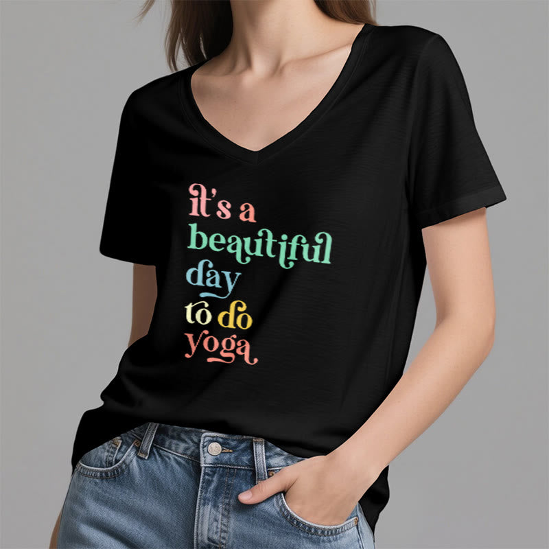 Olivenorma"è una bella giornata per fare yoga" T-shirt con scollo a V - image 6