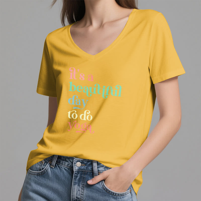 Olivenorma"è una bella giornata per fare yoga" T-shirt con scollo a V - image 24