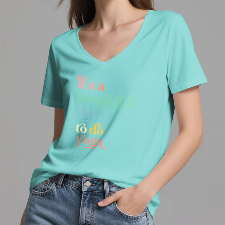 Olivenorma"è una bella giornata per fare yoga" T-shirt con scollo a V - image 14