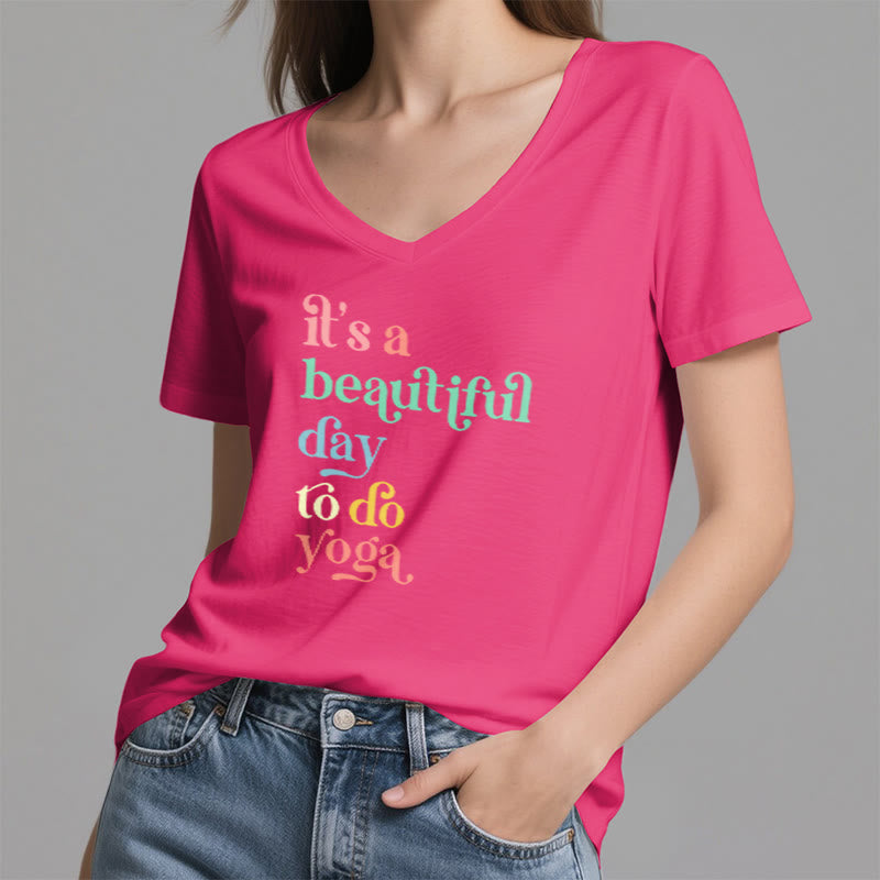Olivenorma"è una bella giornata per fare yoga" T-shirt con scollo a V - image 26