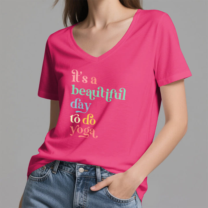 Olivenorma"è una bella giornata per fare yoga" T-shirt con scollo a V - image 26