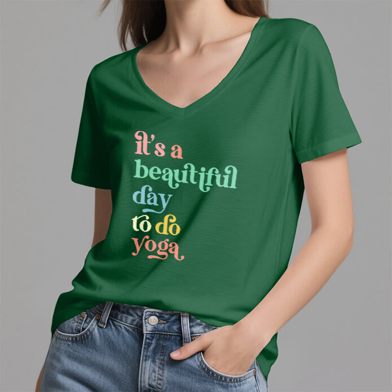Olivenorma"è una bella giornata per fare yoga" T-shirt con scollo a V - image 18