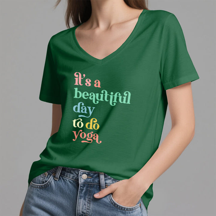 Olivenorma"è una bella giornata per fare yoga" T-shirt con scollo a V - image 18