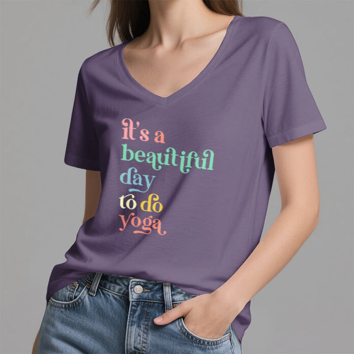 Olivenorma"è una bella giornata per fare yoga" T-shirt con scollo a V - image 8