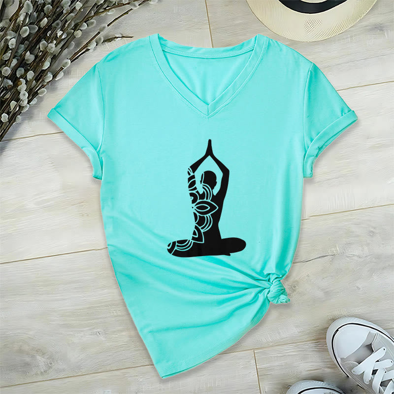 Maglietta da meditazione con scollo a V e scritta "Olivenorma Yoga Pose Mindful Energy" - Lago Blu - 2XL - image 15