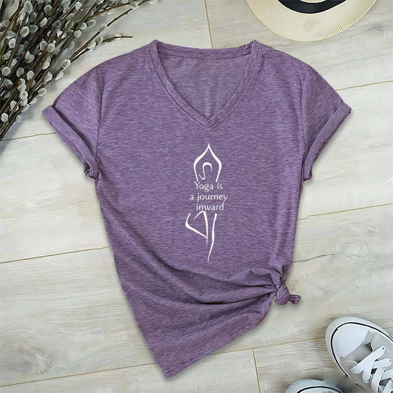 Olivenorma "Lo yoga è un viaggio interiore" Maglietta da meditazione con scollo a V - Viola - 2XL - image 9