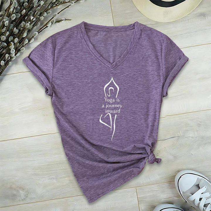 Olivenorma "Lo yoga è un viaggio interiore" Maglietta da meditazione con scollo a V - Viola - 2XL - image 9