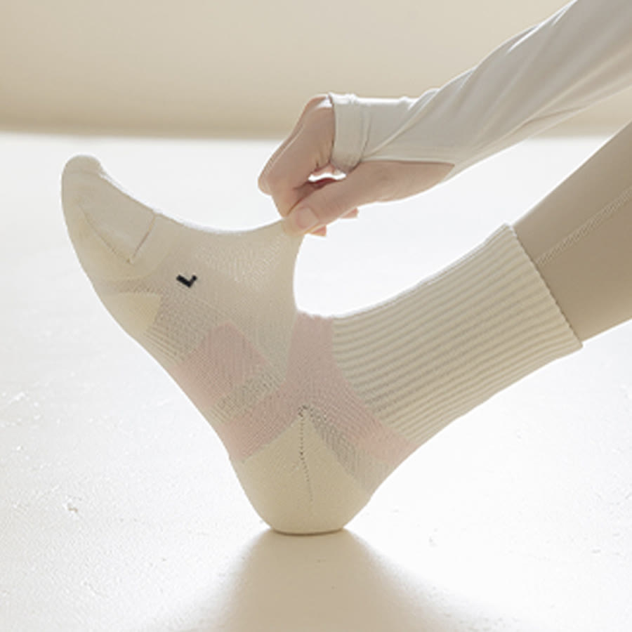 Calze da Olivenorma a metà polpaccio, traspiranti, comode e anti-attrito, ideali per allenamento, pilates, barre e yoga da donna. - image 4