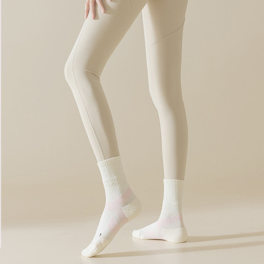 Calze da Olivenorma a metà polpaccio, traspiranti, comode e anti-attrito, ideali per allenamento, pilates, barre e yoga da donna. - image 3