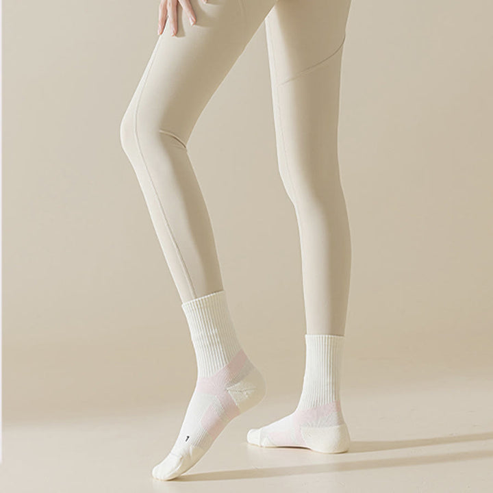 Calze da Olivenorma a metà polpaccio, traspiranti, comode e anti-attrito, ideali per allenamento, pilates, barre e yoga da donna. - image 3