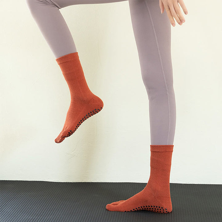 Calze da yoga da donna Olivenorma a cinque dita, traspiranti, antiscivolo, comode e con un'ottima presa, a metà polpaccio. - image 4