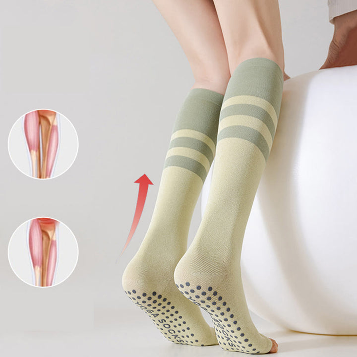 Calze yoga lunghe Olivenorma a compressione con tallone aperto, antiscivolo, in cotone, per snellire e sostenere. - image 4