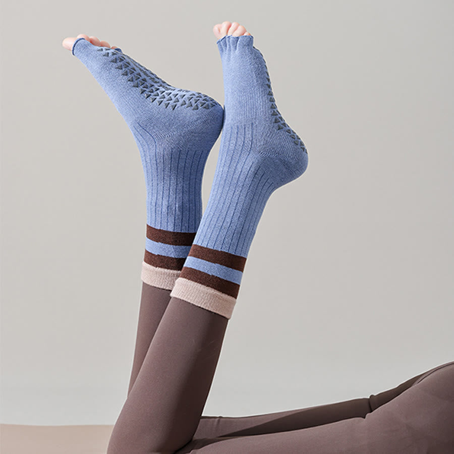Calze da yoga da donna Olivenorma a metà polpaccio con cinque dita, bordo a contrasto, antiscivolo e traspiranti in cotone. - image 4