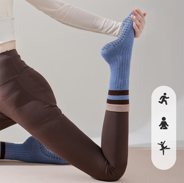 Calze da yoga da donna Olivenorma a metà polpaccio con cinque dita, bordo a contrasto, antiscivolo e traspiranti in cotone. - image 2