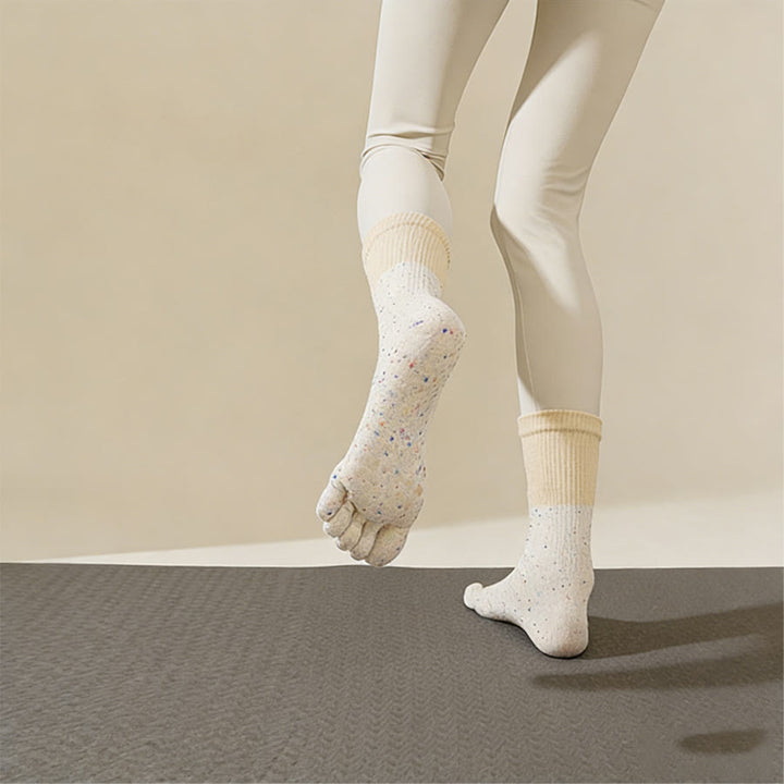 Calzini da yoga da donna Olivenorma a metà polpaccio, traspiranti, in cotone, con fantasia floreale, antiscivolo ed eleganti. - image 6