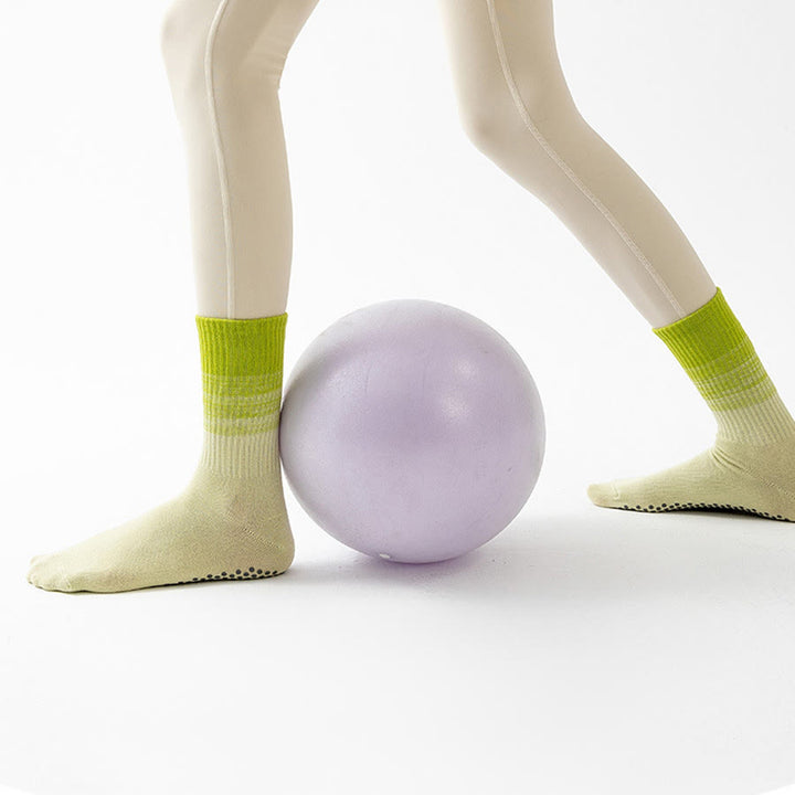 Calze da yoga da donna Olivenorma a metà polpaccio, ad alta elasticità, antiscivolo, con punti in silicone, resistenti agli urti e con supporto per l'equilibrio. - image 12