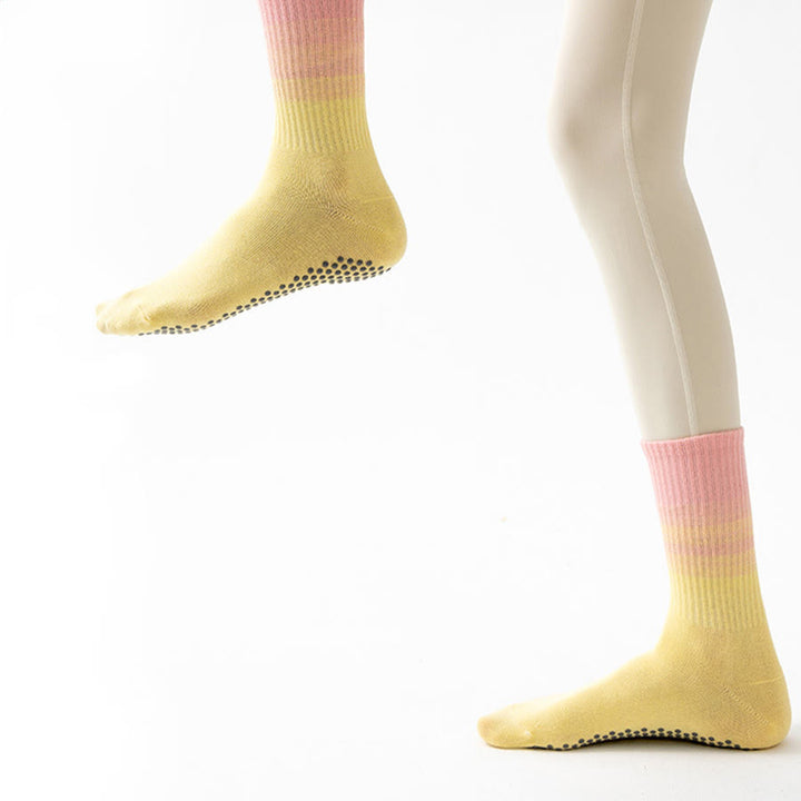 Calze da yoga da donna Olivenorma a metà polpaccio, ad alta elasticità, antiscivolo, con punti in silicone, resistenti agli urti e con supporto per l'equilibrio. - image 16