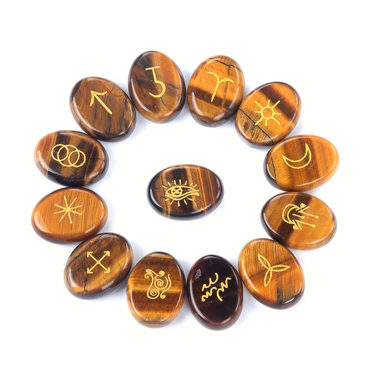 Set di 13 pietre preziose naturali Olivenorma con rune delle streghe incise, pietra antistress. - image 2