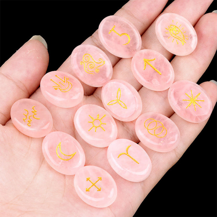 Set di 13 pietre preziose naturali Olivenorma con rune delle streghe incise, pietra antistress. - Quarzo rosa - image 17