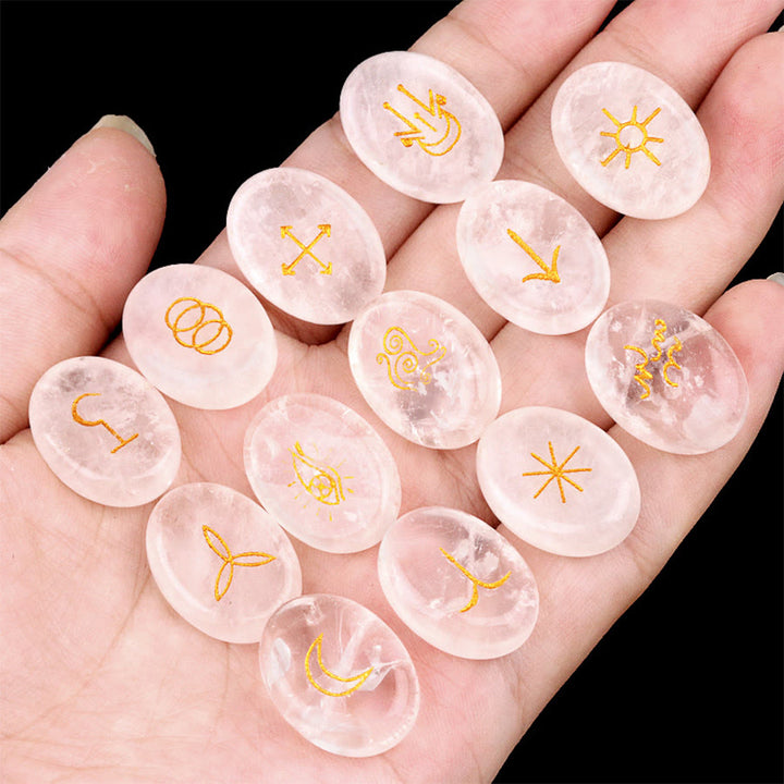 Set di 13 pietre preziose naturali Olivenorma con rune delle streghe incise, pietra antistress. - Quarzo trasparente - image 14