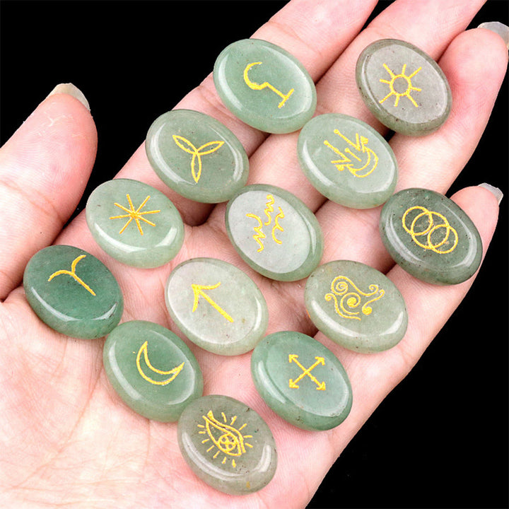 Set di 13 pietre preziose naturali Olivenorma con rune delle streghe incise, pietra antistress. - Avventurina verde - image 5
