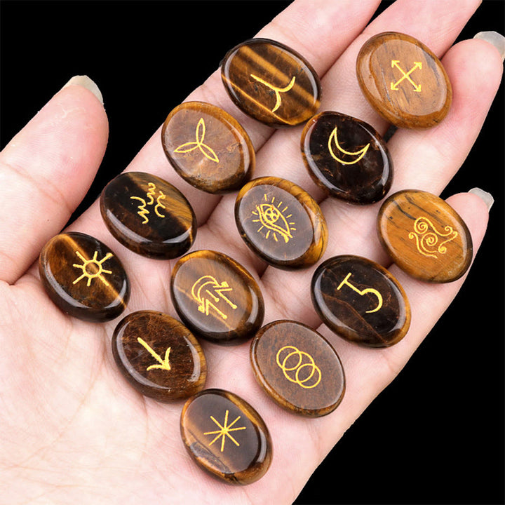 Set di 13 pietre preziose naturali Olivenorma con rune delle streghe incise, pietra antistress. - Occhio di tigre - image 1