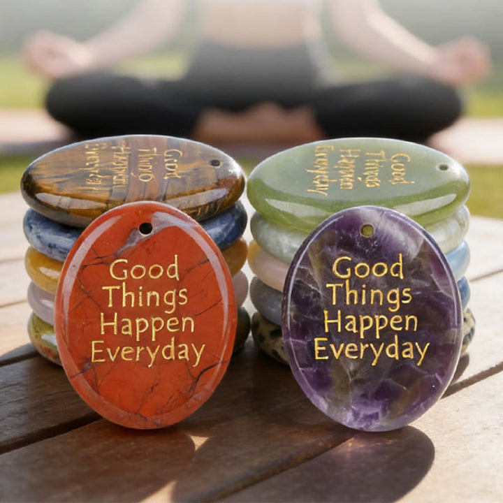 Olivenorma "Ogni giorno accadono cose belle" Citazione positiva Pietra naturale antistress - image 0