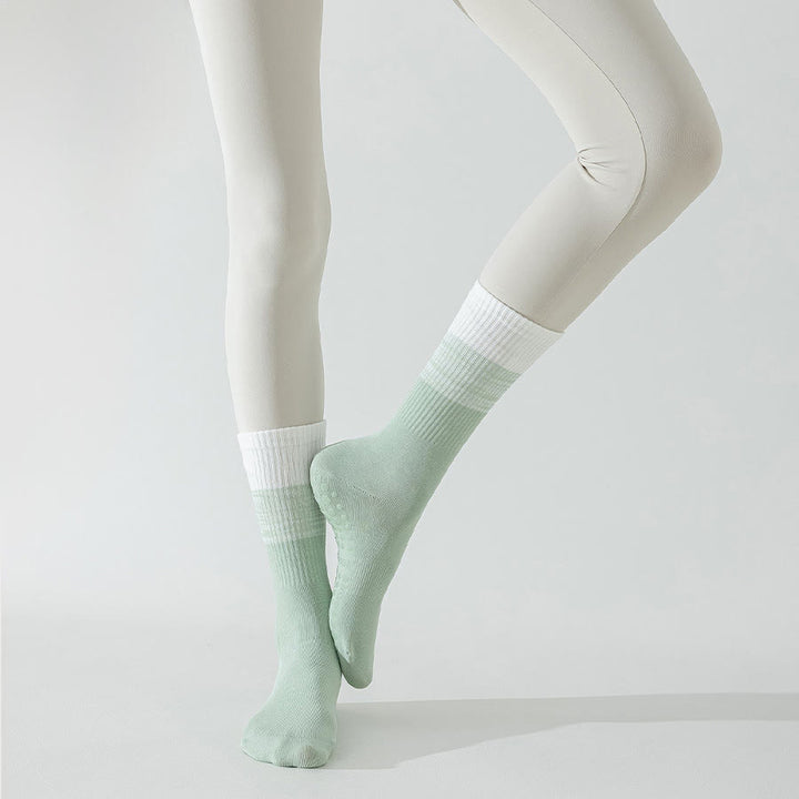 Calzini da yoga da donna Olivenorma bicolore a mezza gamba antiscivolo con pois in silicone. - image 21